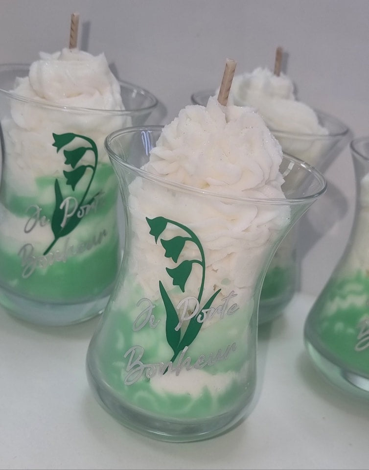 Bougie artisanale muguet format entre 2 de couleur blanche avec son marbrage vert