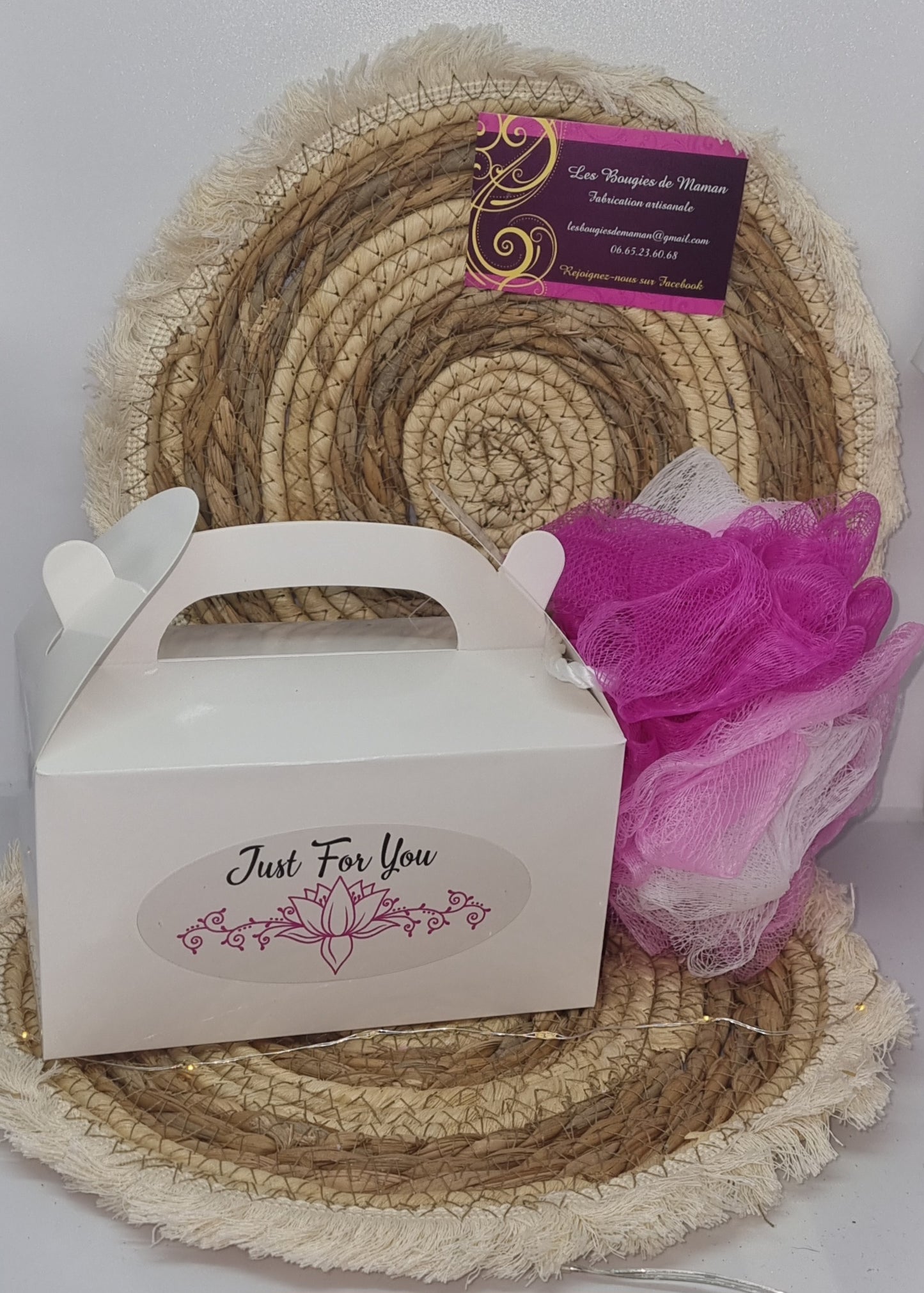 Box comprenant bougie, fondants, et autres cadeaux